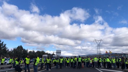 Los agricultores y ganaderos han cortado la A-2 en Calatayud.