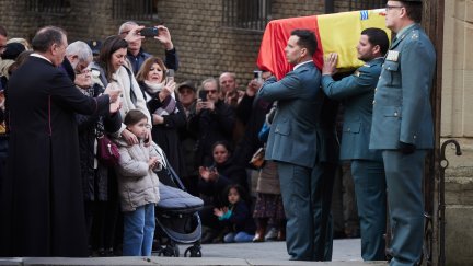 Agentes de la Guardia Civil portan el féretro con el cuerpo de David Pérez Carracedo en Pamplona. / Europa Press