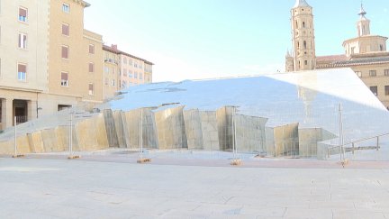 La fuente está vallada antes de iniciar los trabajos.