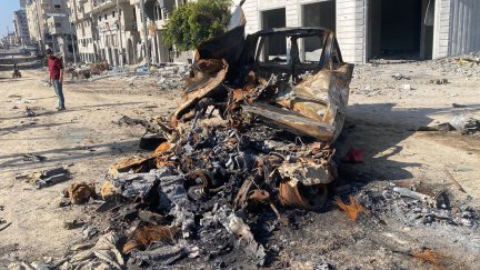 Restos de un vehículo tras un ataque de Israel a Gaza. / EFE