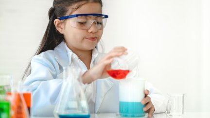 Una niña con material científico. / Canva.