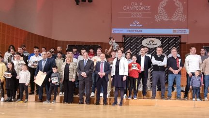 Imagen de todos los premiados en la Gala anual de la FARAM.