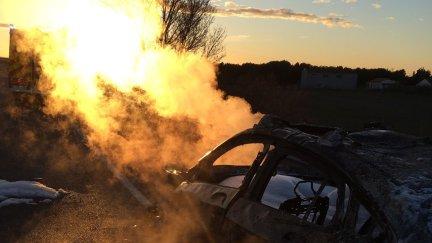 Las llamas se han originado en el motor del turismo. / Ayuntamiento de Huesca
