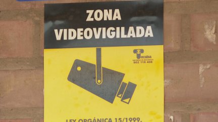 Señal de cámaras de seguridad que impide robos en el medio rural.