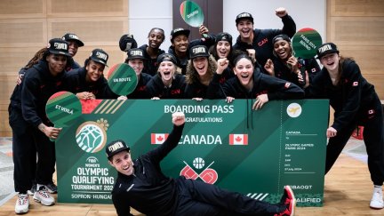 Víctor Lapeña celebra con las jugadoras de Canadá la clasificación para los Juegos.
