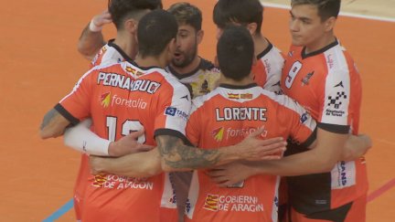 Los jugadores del Pamesa Teruel celebran un punto.