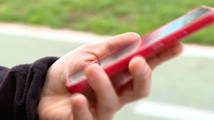 El móvil se ha convertido en un artículo imprescindible para casi todo el mundo. / Aragón TV