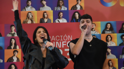 Niara y Juanjo Bona en una firma de discos en Zaragoza. / Europa Press