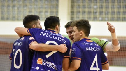 Los jugadores del Full Energía celebran un gol.
