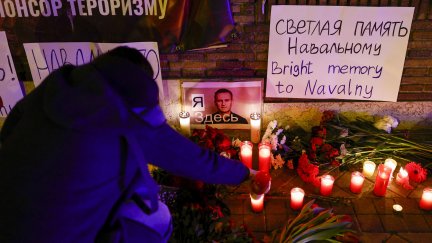Protestas tras la repentina muerte en prisión del líder opositor ruso Alekséi Navalni, este viernes junto a la embajada rusa en Madrid. / EFE/Rodrigo Jiménez