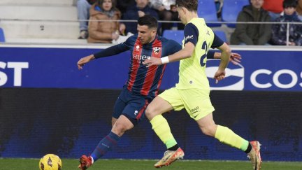 Gerard Valentín intenta poner un centro al área rival.