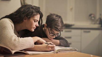 La implicación de la familia en los deberes escolares solo es positiva si fomenta la autonomía del alumno. / Canva.
