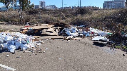 Algunos de los residuos abandonados en el parking sur. / Ayuntamiento de Zaragoza