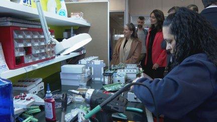 Visita de representantes institucionales a la empresa Distromel, en San Esteban de Litera, esta mañana.