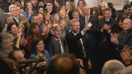 Alfonso Rueda ha sido recibido con una ovación a su llegada a la reunión.