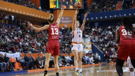 Marina Mabrey, máxima anotador del partido, lanza a canasta en una acción del duelo.