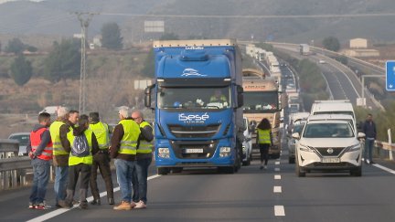Las protestas de agricultores y ganaderos han cortado varias carreteras en Aragón este miércoles.