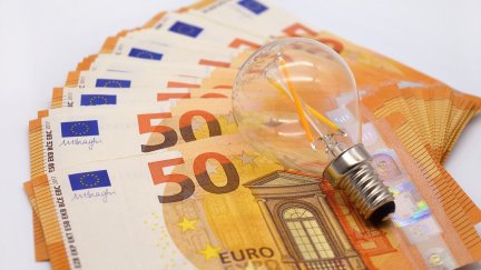 Intentar ahorrar en la factura de la luz puede resultar en lo contrario. / Pixabay