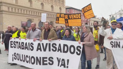Agricultores y ganaderos protestan frente al Departamento de Agricultura.