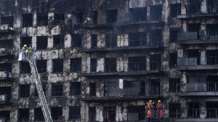 Los bomberos trabajan para enfriar la fachada y poder entrar en el edificio. / Europa Press. Jorge Gil