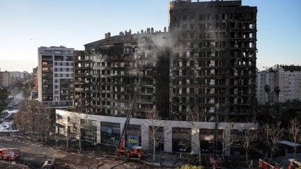 Cuatro muertos, 15 heridos y 14 desaparecidos en el incendio de Valencia. / Efe