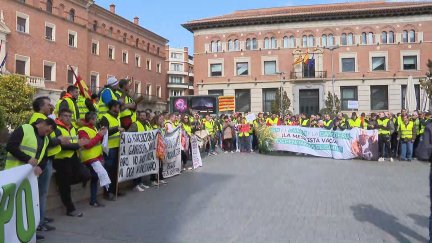 Los agricultores y ganaderos se han concentrado en la plaza San Juan de Teruel.