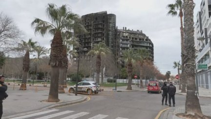 Acceso de los vecinos al garaje del edificio incendiado.
