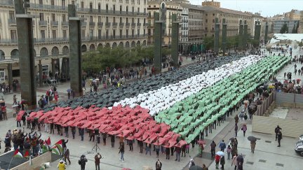 Los asistentes a la concentración han formado la bandera de Palestina.