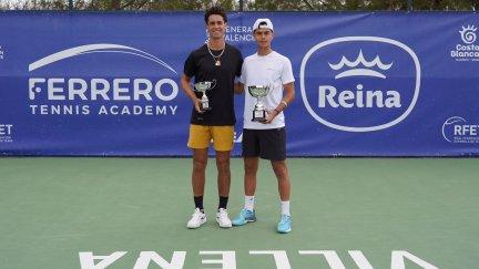 Alejo Sánchez (derecha), posa junto a Diego Fernández tras ganar el ITF M15 de la Academia Juan Carlos Ferrero.