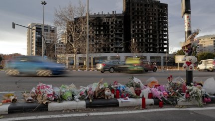 Ramos de flores y peluches en homenaje a las víctimas del incendio de Valencia. / EFE