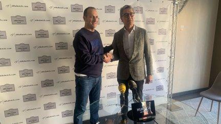 José Francisco Nolasco posá con Pachi Giné, presidente del club, este martes.