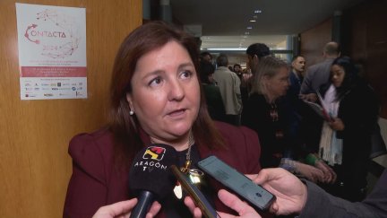 La directora del INAEM atiende a los medios en el Foro Contacta de Huesca.