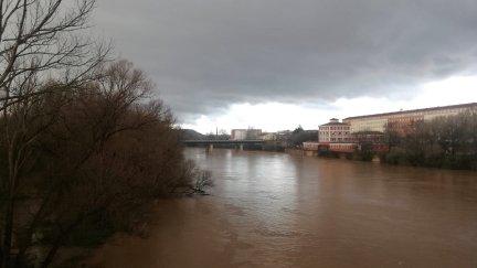 El río Ebro a su paso por Logroño este martes. / Europa Press