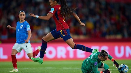 Salma Paralluelo, en una jugada del partido. Foto: Twitter RFEF