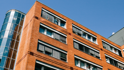 Bloque de viviendas con vecinos. / Canva