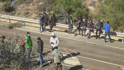 Los agricultores han cortado algunas carreteras tanto en Aragón como en la vecina Cataluña.