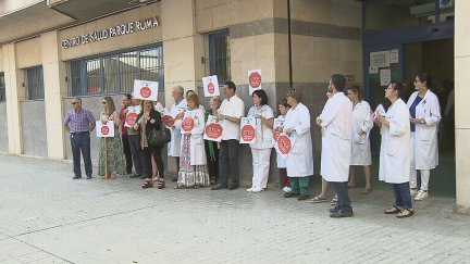 Sanitarios a las puertas de un centro de salud en protesta por una agresión a un compañero.
