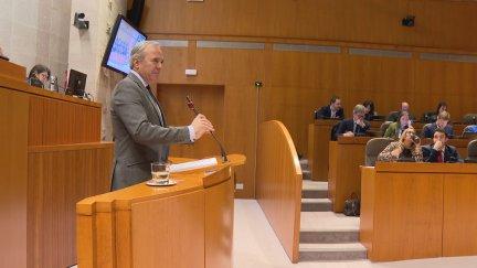 Jorge Azcón durante el pleno en las Cortes de Aragón.
