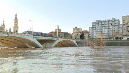 El Ebro a su paso por Zaragoza en la mañana de este viernes.
