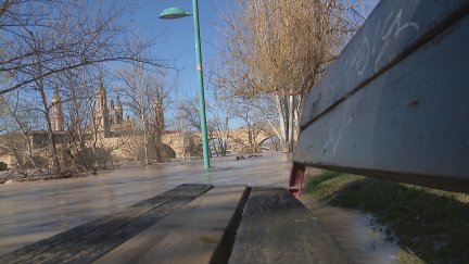 Crecida del Ebro a su paso por Zaragoza.