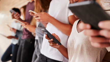 El 28% de los adolescentes se siente ignorado por culpa del móvil. / Canva