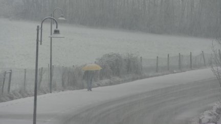 Un vecino de Panticosa pasea bajo la nieve