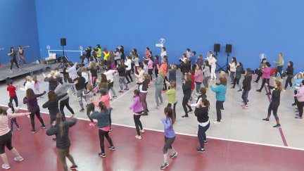 Sesión benéfica de zumba en el frontón Pinilla.