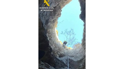 Momento del rescate de los dos huevos de quebrantahuesos. | Guardia Civil
