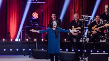 Encarni Corrales en el programa Comedyantes de Aragón TV.