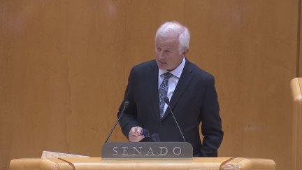 El senado del PP, Eloy Suárez, ha preguntado a la ministra por la "corrupción con las mascarillas".