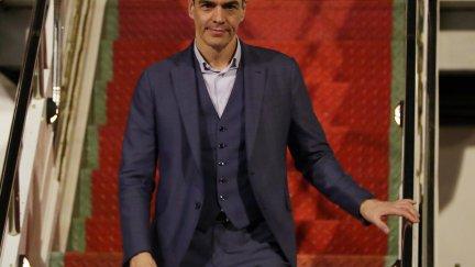 Pedro Sánchez desciende del avión tras aterrizar en Brasil. / EFE. André Coelho