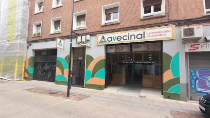 Entrada del supermercado Avecinal, en la calle Santiago Lapuente, 5, de Zaragoza.