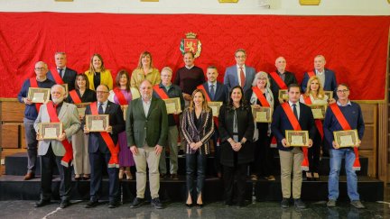 Los 14 alcaldes posan con la banda que los acredita como máximos representantes de los barrios rurales