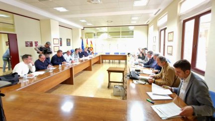 Imagen de la reunión mantenida entre representantes del sector y la Consejería. / DGA